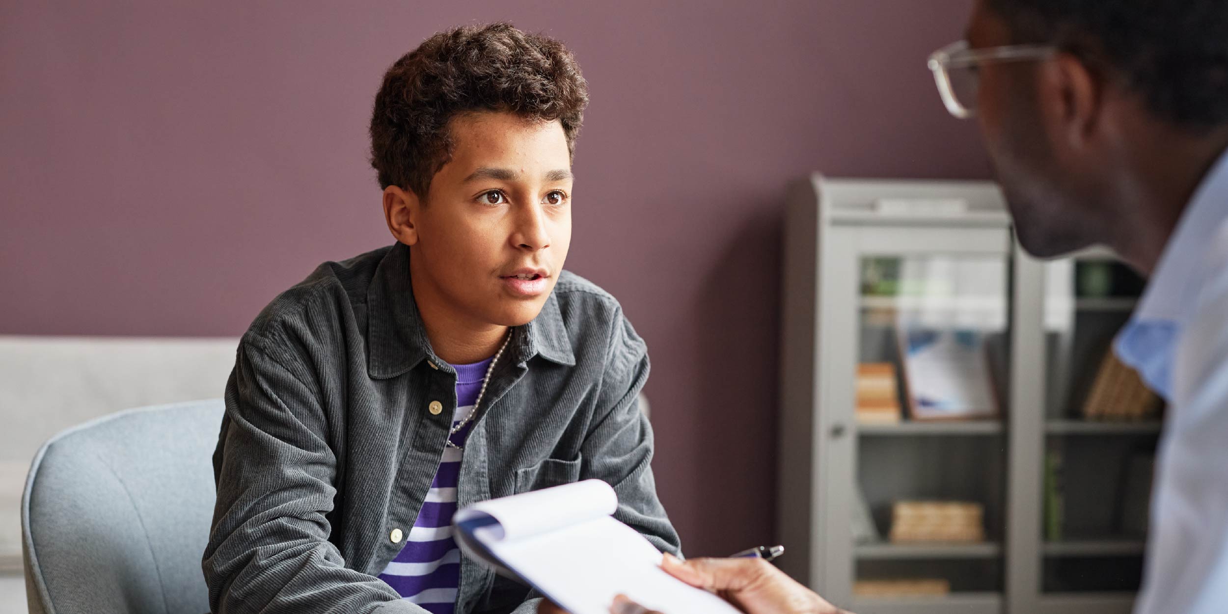 A student talking to a person with a notebook